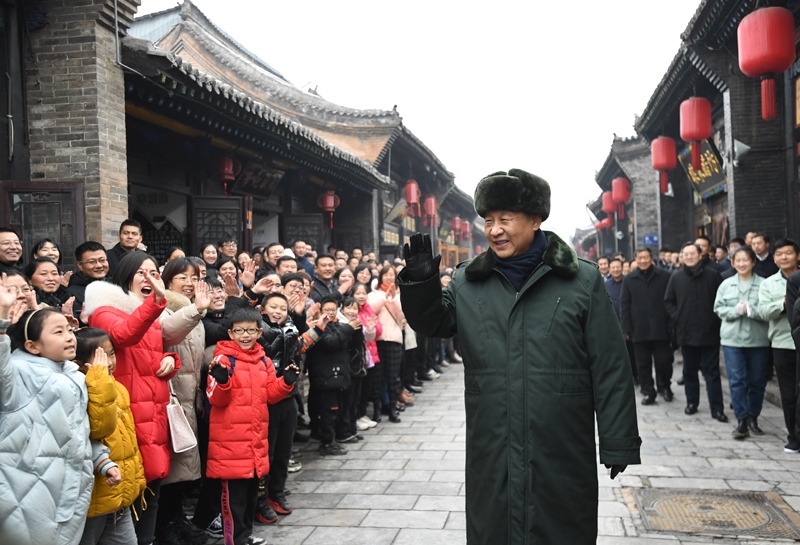2022年1月27日，習(xí)近平總書記在山西平遙古城向現(xiàn)場(chǎng)群眾揮手致意。