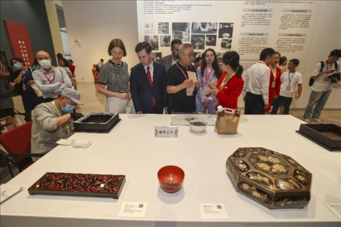 2023年5月28日，北京，推光漆器匠人為駐華使節(jié)展示技藝。