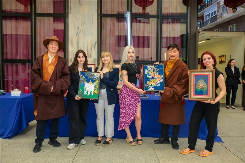 西班牙嘉賓參觀青海傳統(tǒng)手工技藝展示。主辦方供圖