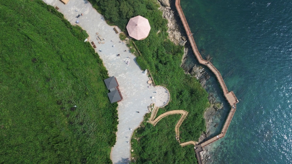 2023年8月16日，長(zhǎng)海縣小長(zhǎng)山島小水口森林公園一角（無(wú)人機(jī)照片）。新華社記者 陳為 攝