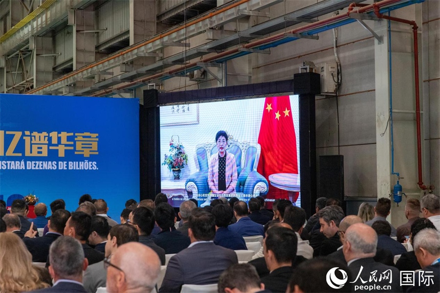 中國駐里約熱內(nèi)盧總領(lǐng)事田敏在視頻致辭中表示，中國是米納斯吉拉斯州第一大貿(mào)易伙伴和重要投資來源國。近年來，雙方在貿(mào)易投資、科技創(chuàng)新、裝備制造、人文交流等領(lǐng)域開展了富有成果的合作。 人民日報社拉美中心分社 威廉·科埃略·維亞納攝