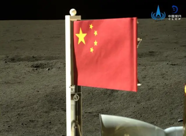 五星紅旗在落于月背的嫦娥六號探測器上展開。