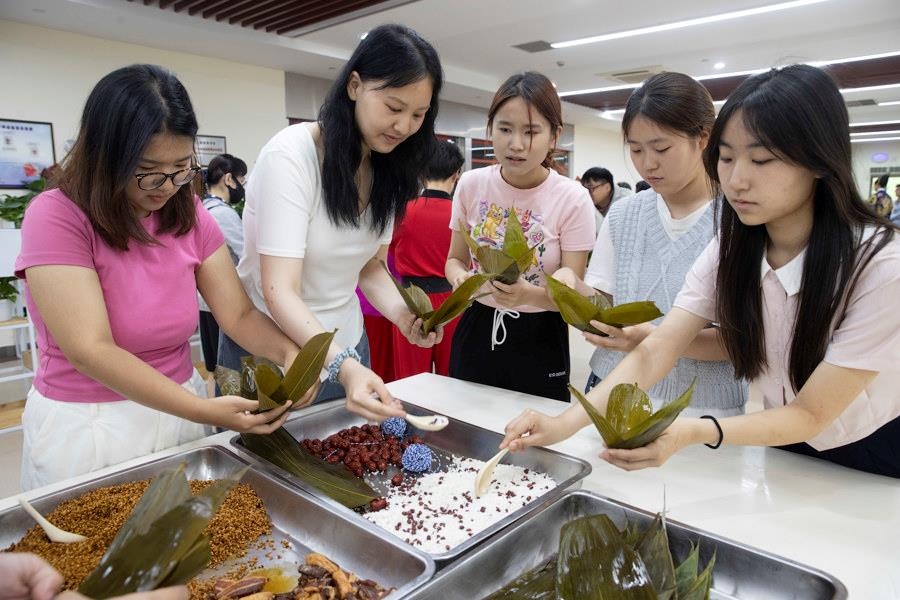 2024年6月1日，海峽兩岸青年學生在華東師范大學包粽子、做香囊，體驗傳統(tǒng)文化。