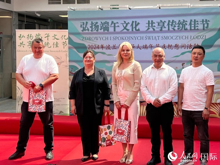 向波蘭友人發(fā)放端午節(jié)慰問品。人民網(wǎng)記者 李增偉攝