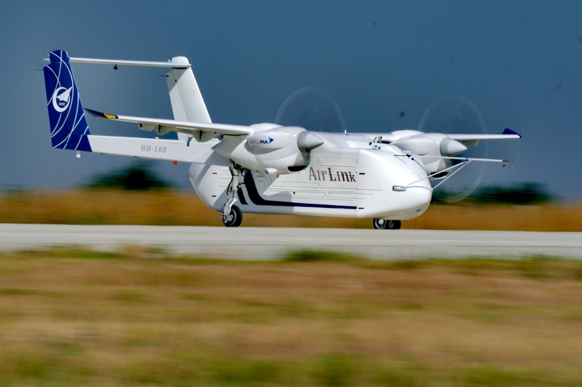 △2024年6月12日，HH-100航空商用無人運(yùn)輸系統(tǒng)驗(yàn)證機(jī)在西安藍(lán)田通用機(jī)場首飛成功。