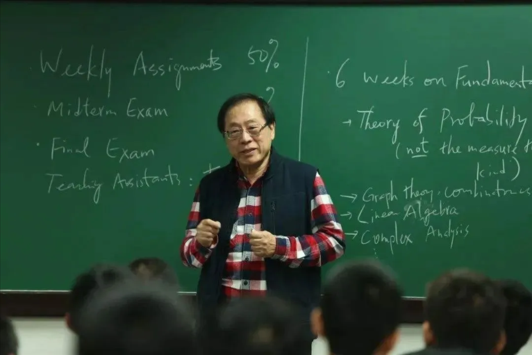 △姚期智為清華大學(xué)學(xué)生授課。