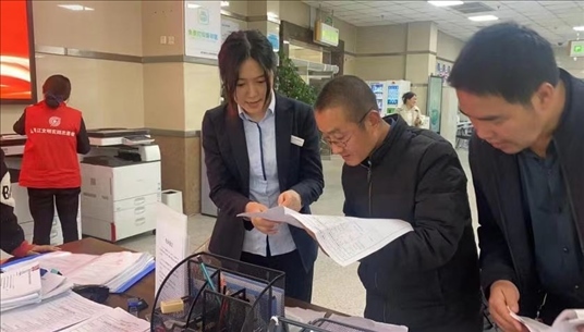 成都市溫江區(qū)市場監(jiān)管局為群眾提供“個轉(zhuǎn)企”登記幫辦服務(wù)。成都市市場監(jiān)管局供圖