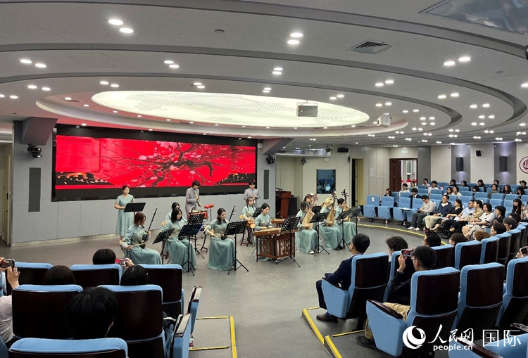 北京第二外國語學院學生帶來民樂表演。人民網(wǎng)記者 陳思攝