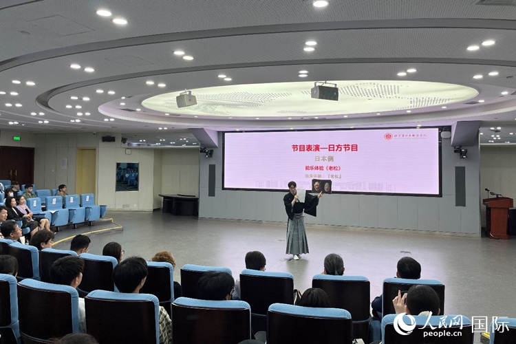 日本大學生介紹能樂知識。人民網(wǎng)記者 陳思攝