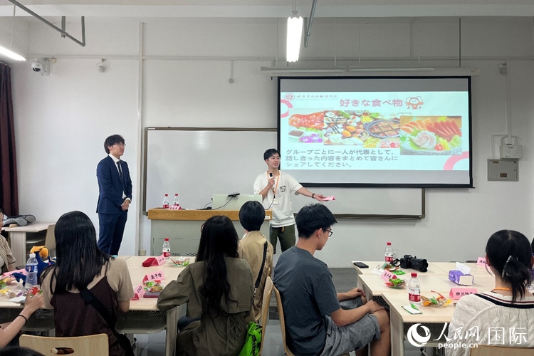 中日大學生交流討論。人民網(wǎng)記者 陳思攝