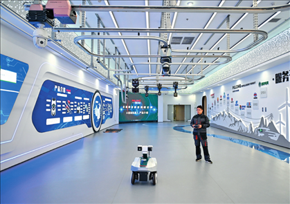 在雄安科創(chuàng)中心中試基地，北京普龍科技有限公司工作人員在展示巡檢機器人（2024年3月28日攝）牟宇攝/本刊