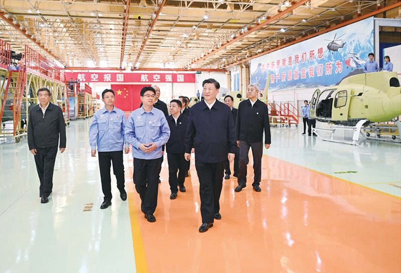 2023年10月10日至13日，中共中央總書記、國家主席、中央軍委主席習近平在江西考察。這是11日上午，習近平在景德鎮(zhèn)市昌河飛機工業(yè)（集團）有限公司考察。 新華社記者 燕雁/攝