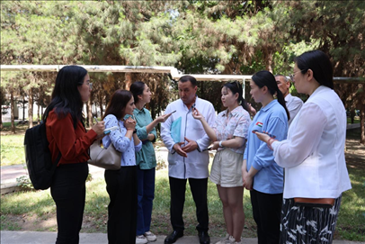 聯(lián)合采訪團(tuán)隊在采訪塔吉克斯坦中央眼科醫(yī)院副院長馬爾索羅夫·薩爾杜洛。胡澤曦攝