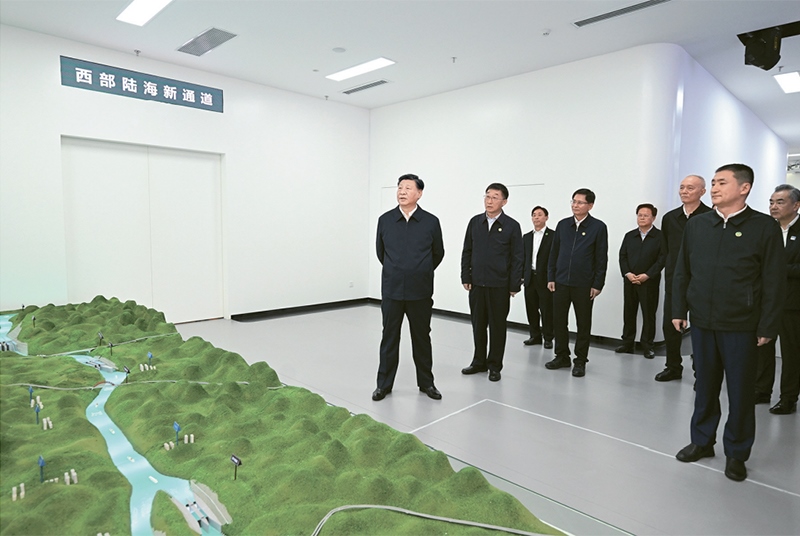 2023年12月14日至15日，中共中央總書記、國家主席、中央軍委主席習近平在廣西考察。這是14日上午，習近平在南寧市考察中國—東盟信息港股份有限公司，結合平陸運河沙盤聽取西部陸海新通道骨干工程建設匯報。 新華社記者 謝環(huán)馳/攝