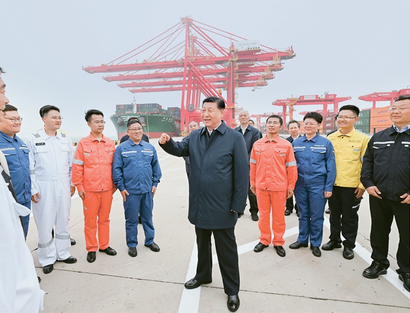 2024年5月22日至24日，中共中央總書記、國家主席、中央軍委主席習近平在山東考察。這是22日下午，習近平在日照港親切慰問港口科技工作者、運營人員、航運人員。 新華社記者 謝環(huán)馳/攝