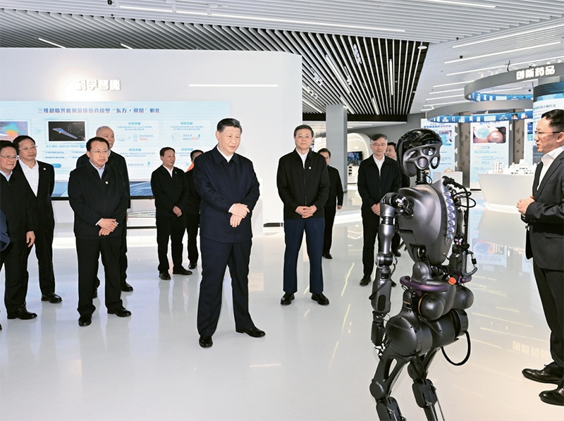 2023年11月28日至12月2日，中共中央總書記、國家主席、中央軍委主席習近平在上?？疾臁＿@是11月28日下午，習近平在浦東新區(qū)張江科學城參觀上?？萍紕?chuàng)新成果展。 新華社記者 謝環(huán)馳/攝