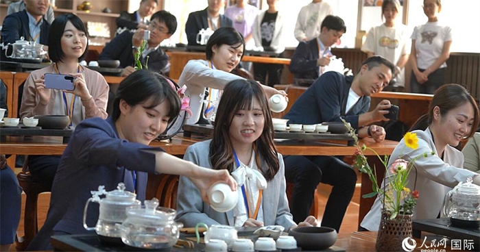 日本創(chuàng)價(jià)學(xué)會(huì)青年代表團(tuán)在新疆師范大學(xué)體驗(yàn)中國(guó)茶藝。人民網(wǎng)記者 張麗婭攝