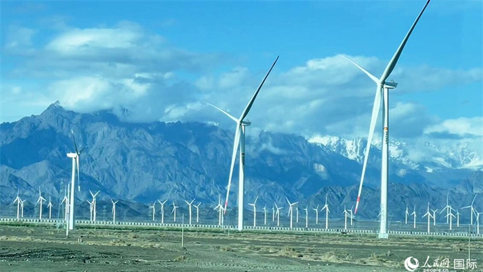 從烏魯木齊到吐魯番沿途的風(fēng)力發(fā)電設(shè)備。人民網(wǎng)記者 張麗婭攝