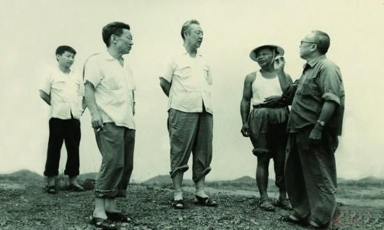 1978年8月，習(xí)仲勛（左三）在廣東惠陽農(nóng)村調(diào)研。在清華大學(xué)讀書的習(xí)近平（左一）利用暑假時(shí)間參加社會(huì)實(shí)踐，隨同父親一起下鄉(xiāng)。