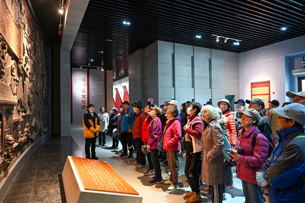 △ 2024年4月10日，北京朝陽(yáng)區(qū)安慧里社區(qū)黨委組織離退休黨員參觀“明鏡昭廉”明代反貪尚廉歷史文化園。