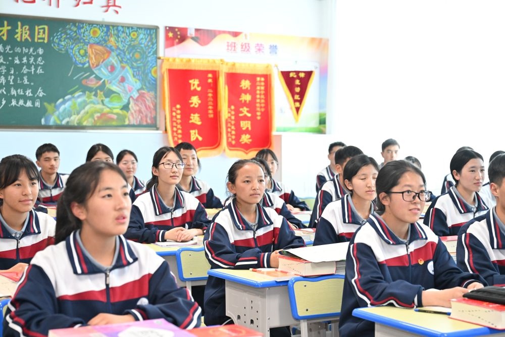 2024年6月18日，果洛西寧民族中學(xué)學(xué)生在上課。