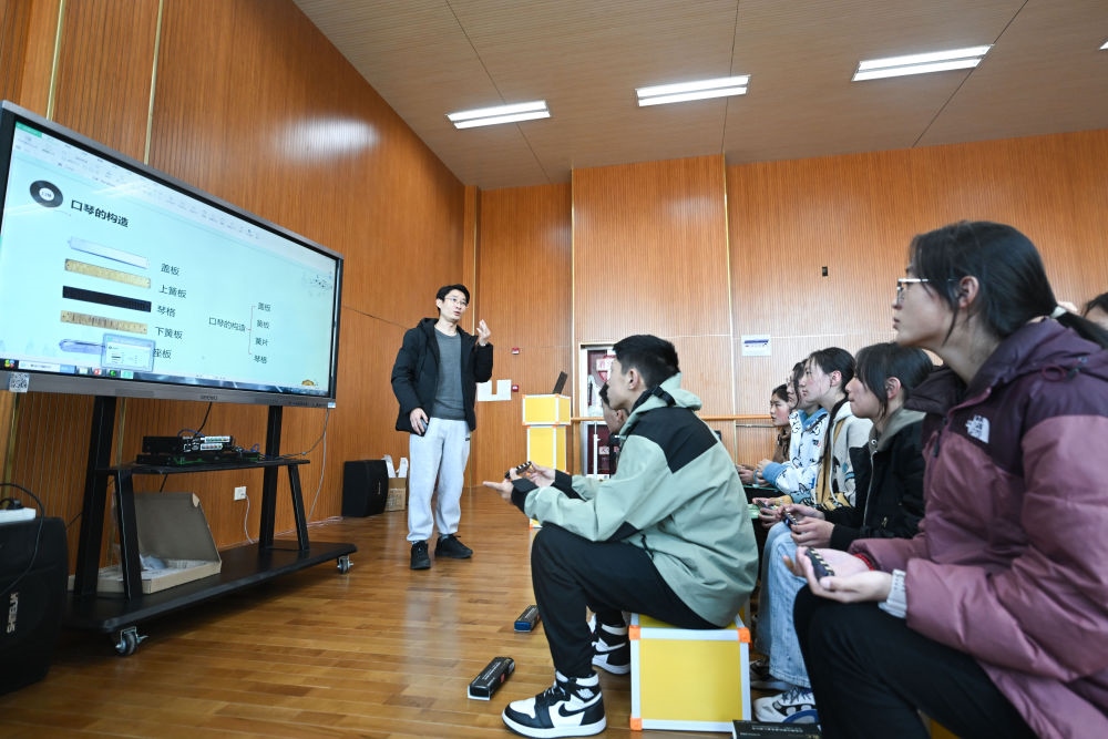上海援青教師闞延俊在給學(xué)生上音樂課（2023年2月23日攝）。