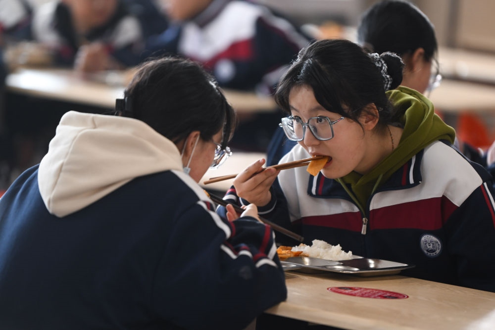 2023年2月23日，果洛西寧民族中學(xué)學(xué)生在食堂吃午飯。