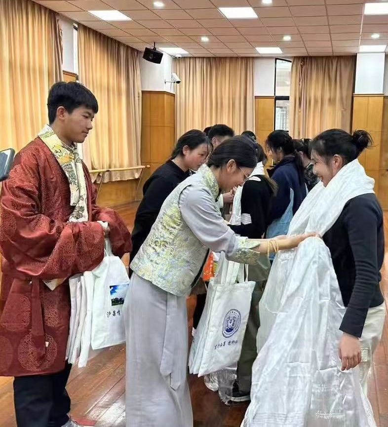 2024年1月18日，在上海市大同中學(xué)，果洛西寧民族中學(xué)學(xué)生給上海大同中學(xué)師生獻(xiàn)哈達(dá)。新華社發(fā)（果洛州教育局供圖）