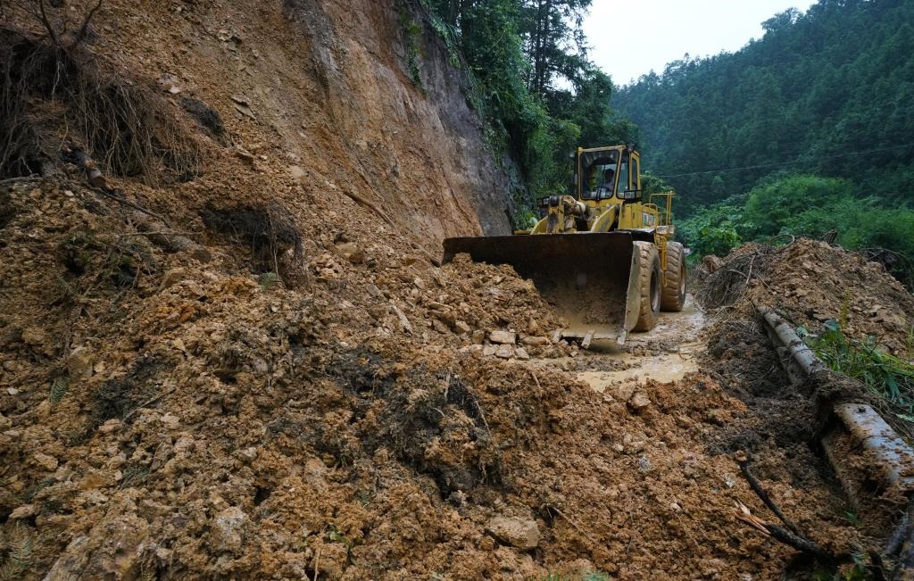 6月18日，在廣西融水苗族自治縣融水鎮(zhèn)新安村，一臺(tái)推土機(jī)在清理塌方路段。新華社發(fā)（龍林智攝）