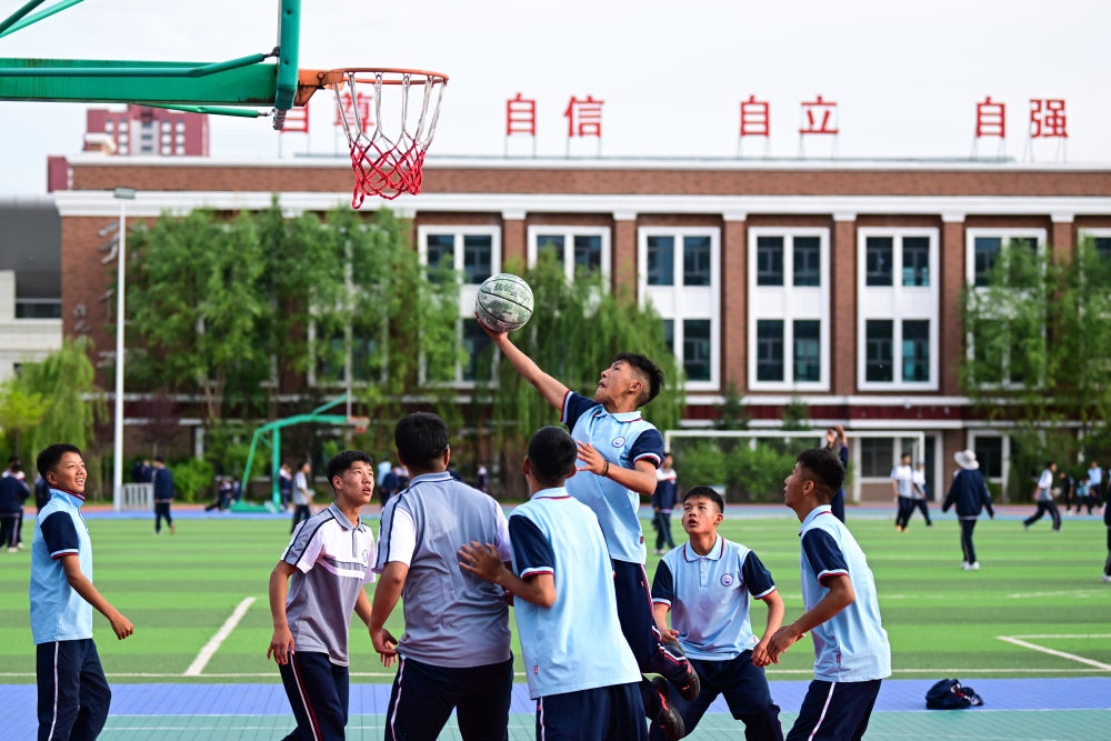 2024年6月18日，果洛西寧民族中學(xué)學(xué)生在打籃球。