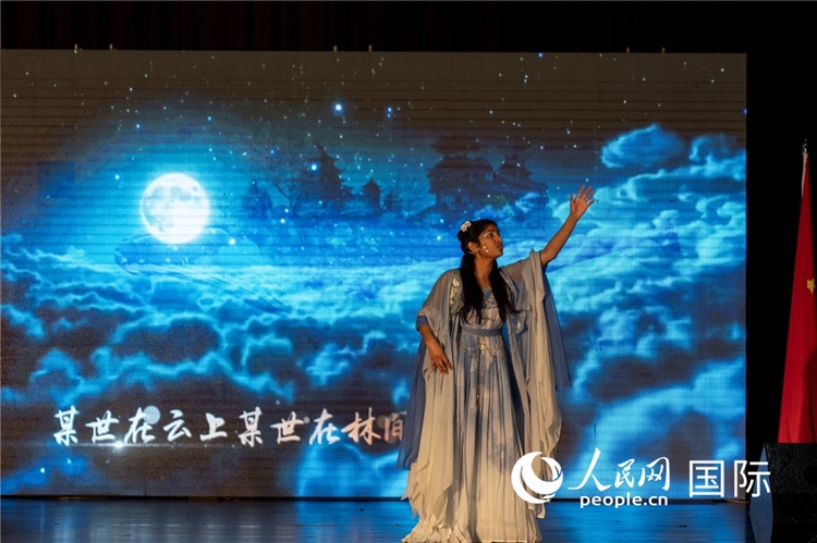 參賽選手演唱中文歌曲《左手指月》。人民日報非洲中心分社 希拉茲·莫林攝