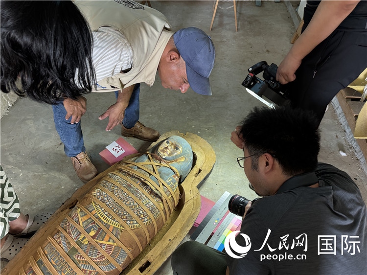 圖為中埃薩卡拉新出土文物數(shù)字化調(diào)查與研究項目團隊在工作現(xiàn)場。薛江攝