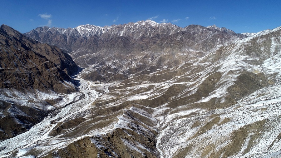 2023年2月9日在寧夏賀蘭山蘇峪口國(guó)家森林公園拍攝的雪后賀蘭山（無(wú)人機(jī)照片）。新華社記者 王鵬 攝