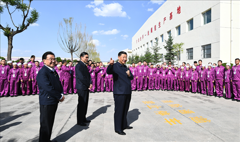 2021年6月7日至9日，習近平總書記在青海考察。這是7日下午，習近平總書記在青海圣源地毯集團有限公司考察時，同企業(yè)員工親切交流。新華社記者 謝環(huán)馳 攝