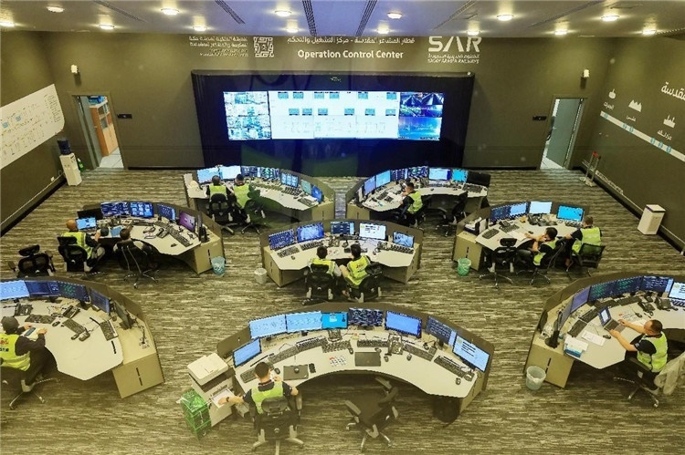 圖為運(yùn)營(yíng)指揮中心一景。中國(guó)鐵建供圖