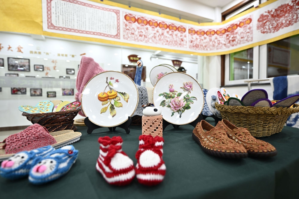 長城花園社區(qū)居民制作的手工藝品（6月19日攝）。