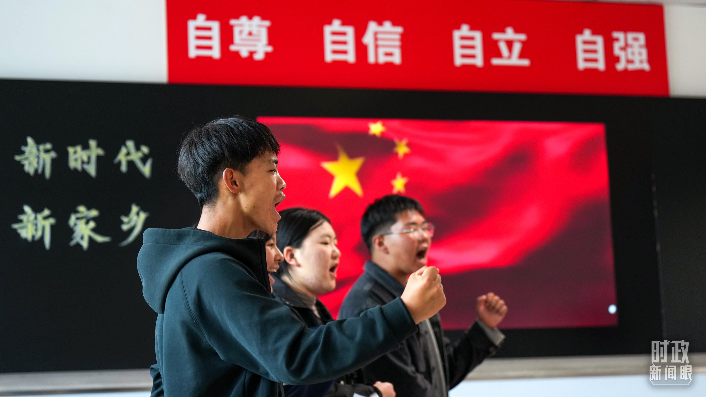 △果洛西寧民族中學(xué)高一（1）班的“新時代、新家鄉(xiāng)”主題思政課。（總臺央視記者許永松、國廣記者李晉拍攝）