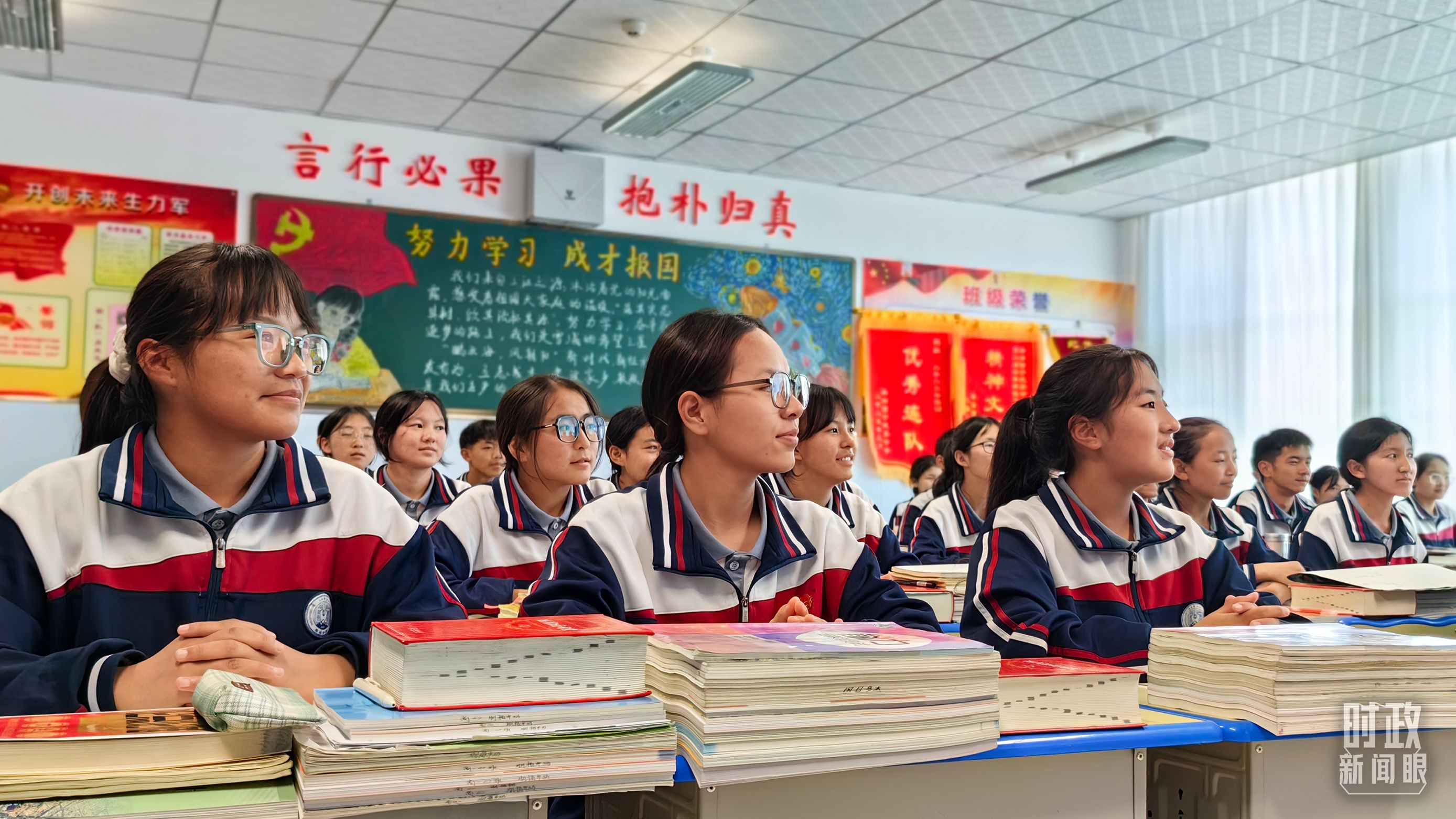 △果洛西寧民族中學(xué)高一（1）班的“新時代、新家鄉(xiāng)”主題思政課。（總臺央視記者段德文拍攝）