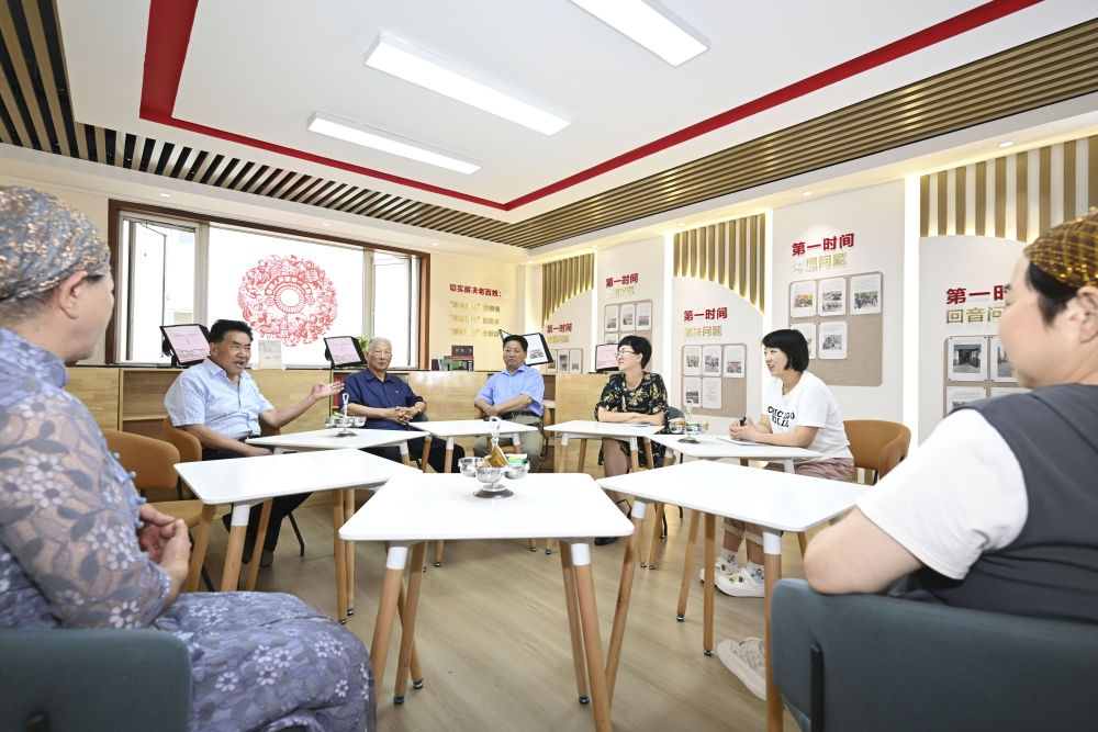 6月20日，長城花園社區(qū)居民在居民議事廳議事。