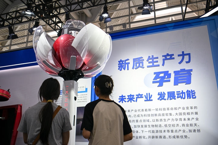 6月20日，與會者參觀天津云圣智能科技有限責任公司展區(qū)展出的“圣·寶蓮燈”全自主無人機巡檢系統(tǒng)。新華社記者 孫凡越 攝