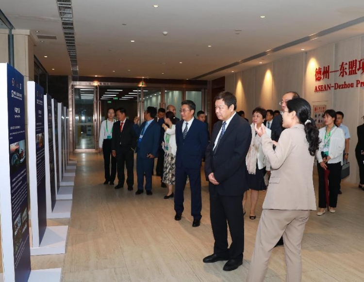 與會嘉賓參觀圖片展。中國外文局供圖