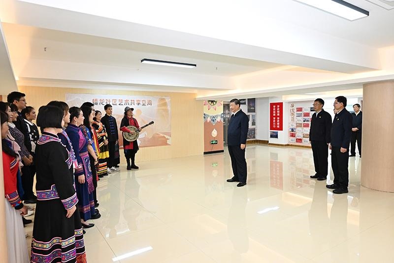 2023年12月14日，習(xí)近平總書記在廣西南寧市良慶區(qū)蟠龍社區(qū)黨群服務(wù)中心文體活動室同社區(qū)居民親切交流。