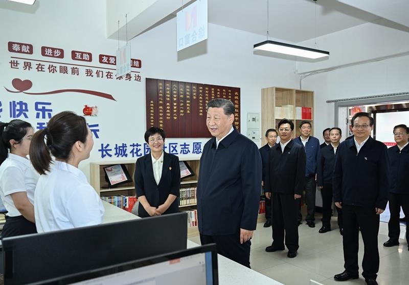 2024年6月19日，習(xí)近平總書記在寧夏銀川市金鳳區(qū)長城花園社區(qū)黨群服務(wù)中心便民服務(wù)廳了解社區(qū)開展便民惠民服務(wù)等情況。