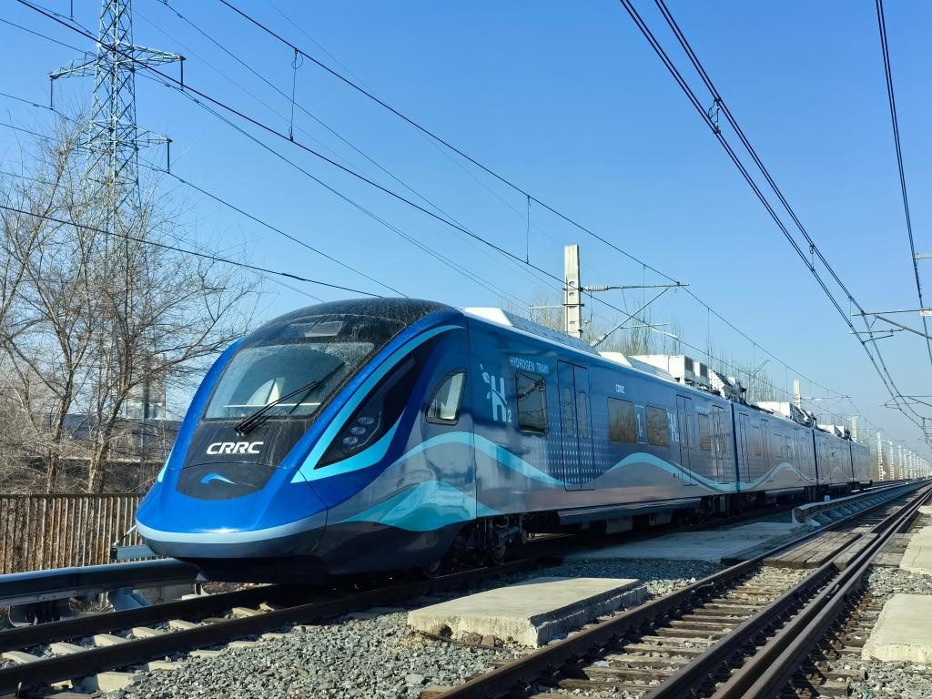 我國首列氫能源市域列車在位于長春的中車長客試驗線進行運行試驗（2024年3月21日攝）。新華社發(fā)（中車長客股份公司提供）