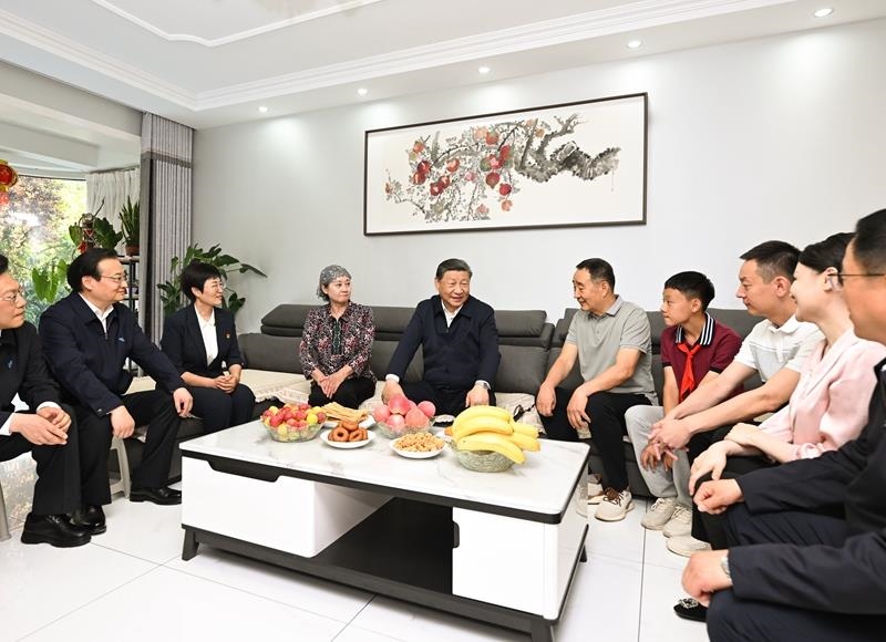 2024年6月19日，習(xí)近平總書記在寧夏銀川市金鳳區(qū)長城花園社區(qū)居民趙守成家中，同一家人圍坐在一起拉家常。