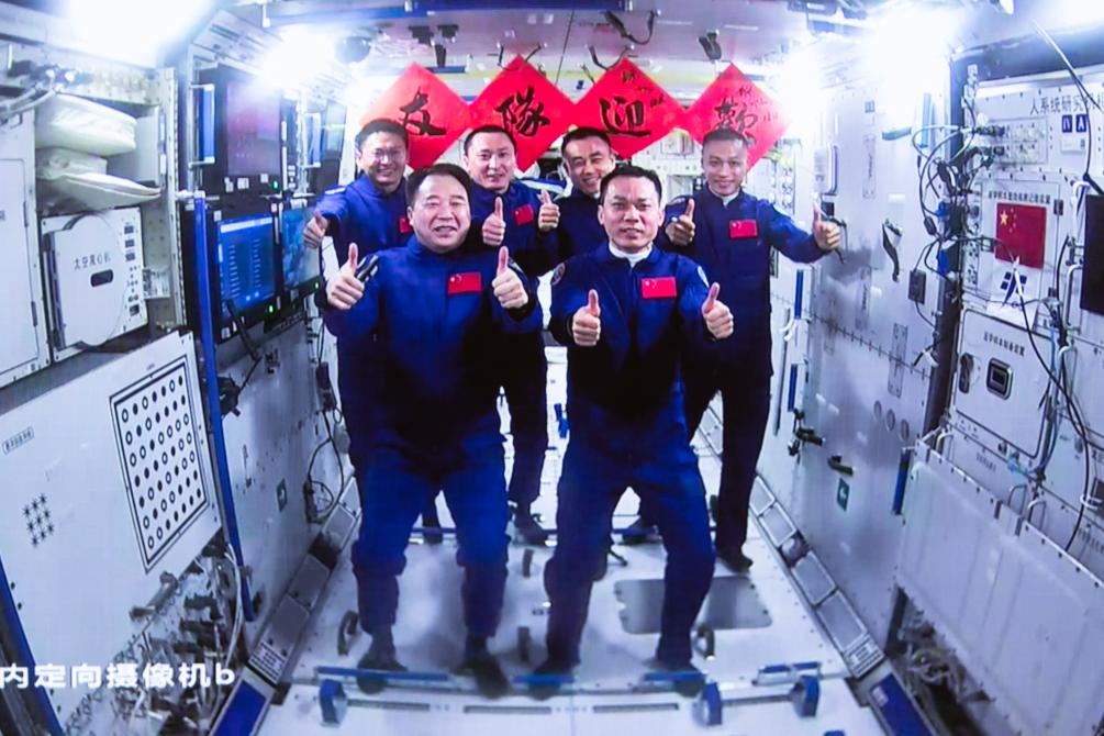 這是在北京航天飛行控制中心拍攝的神舟十六號航天員乘組與神舟十七號航天員乘組“全家?！保?023年10月26日攝）。新華社發(fā)（韓啟揚 攝）