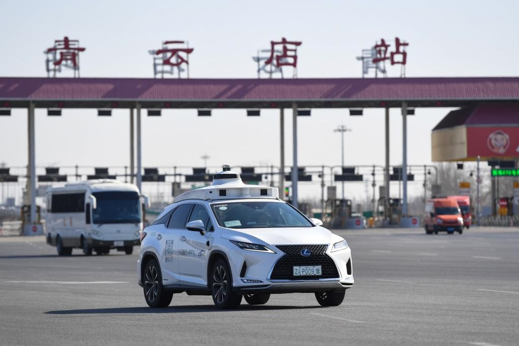 一輛自動駕駛車行駛在北京大興國際機場到亦莊的自動駕駛線路上（2024年3月1日攝）。新華社記者 鞠煥宗 攝