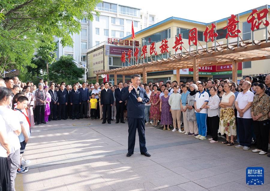 6月19日下午，習(xí)近平總書記在銀川市金鳳區(qū)長城花園社區(qū)考察時(shí)，同社區(qū)居民親切交流。