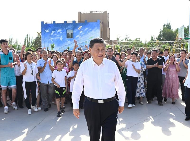 2022年7月14日，習(xí)近平總書記在新疆吐魯番市高昌區(qū)亞爾鎮(zhèn)新城片區(qū)新城西門村考察時，同各族群眾在一起。
