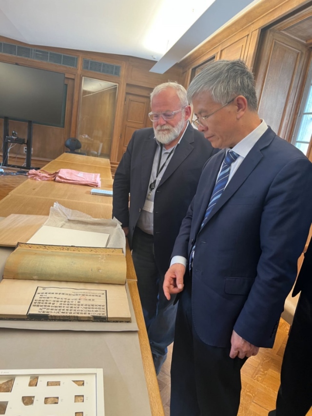 山東大學(xué)校長李術(shù)才率團訪問法國國家圖書館。山東大學(xué)供圖
